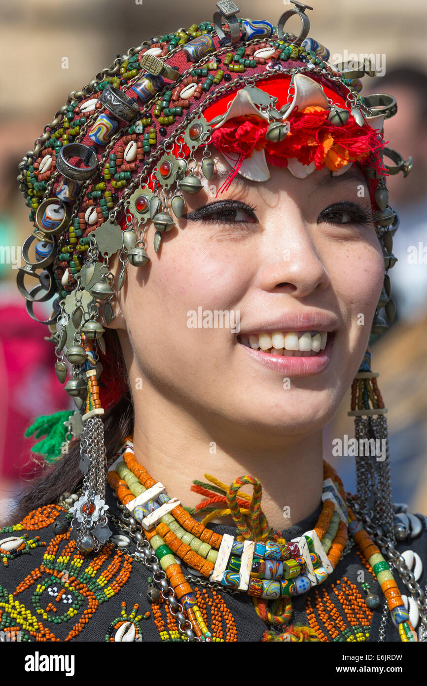 Una mujer miembro de un grupo de danza contemporánea de Taiwán, en el traje  nacional, haciendo un espectáculo de calle en Edimburgo Fotografía de stock  - Alamy