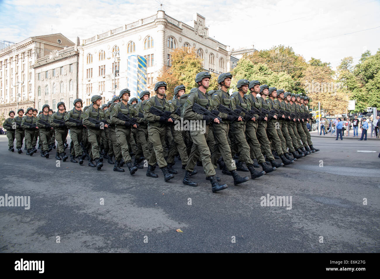 Kiev, Ucrania - 24 de agosto de 2014. Desfile militar por el día de la independencia de Ucrania Foto de stock