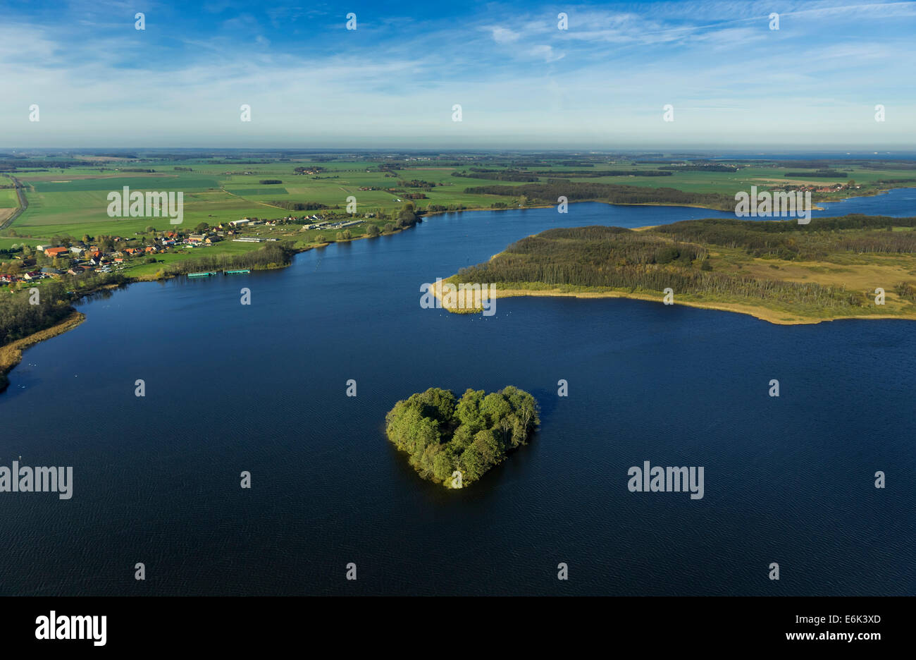 Vista aérea, Kleine Müritz lago con una isla en forma de corazón, Mecklenburg Lake District, Rechlin, Mecklemburgo-Pomerania Occidental Foto de stock