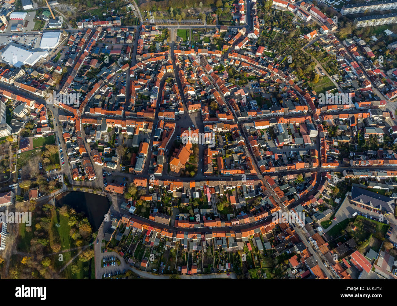 Vista aérea de la ciudad, con un diseño circular, Teterow, Mecklemburgo-Pomerania Occidental, Alemania Foto de stock