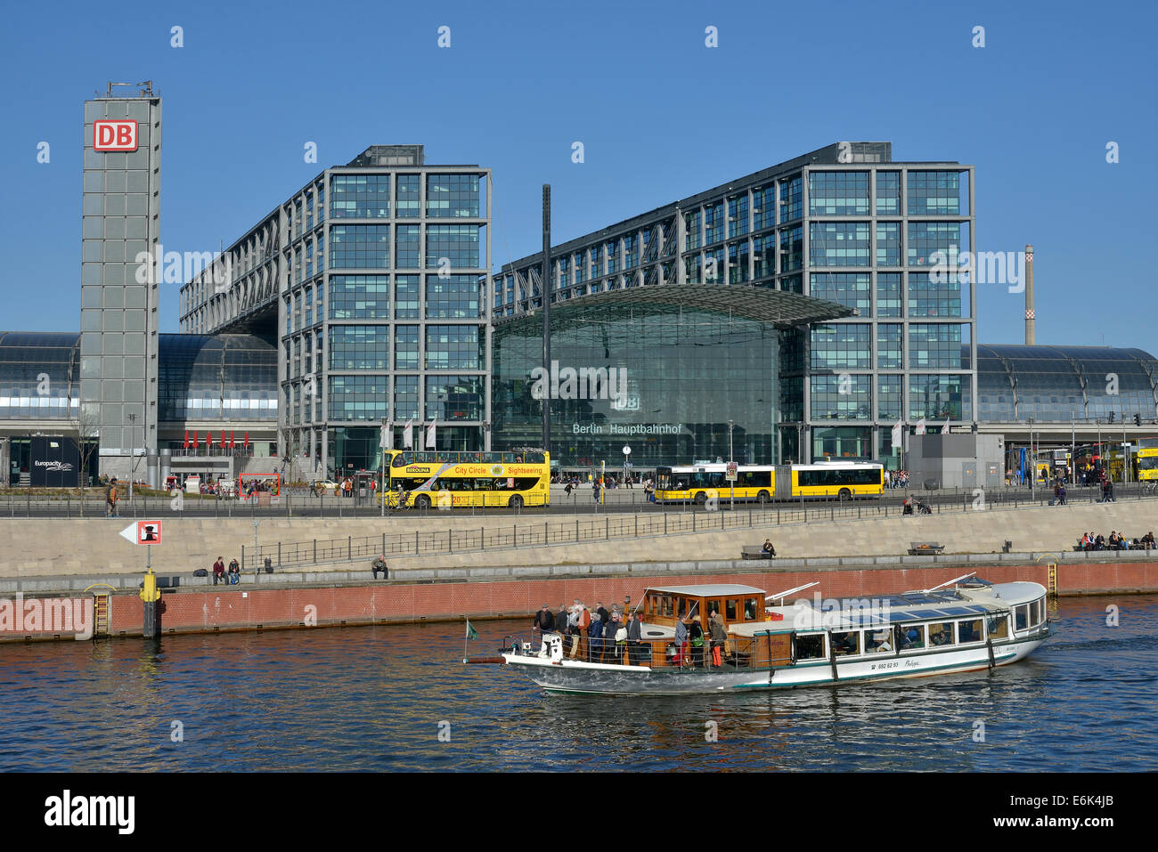 Excursión en barco por el río Spree en frente de la estación principal de tren Hauptbahnhof Berlín, Berlín, Alemania Foto de stock