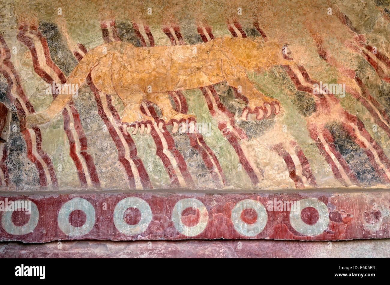 Mural histórico, representación de un jaguar, el Mural del puma sobre la  Calzada de los Muertos o Calzada de los muertos, la UNESCO World Fotografía  de stock - Alamy