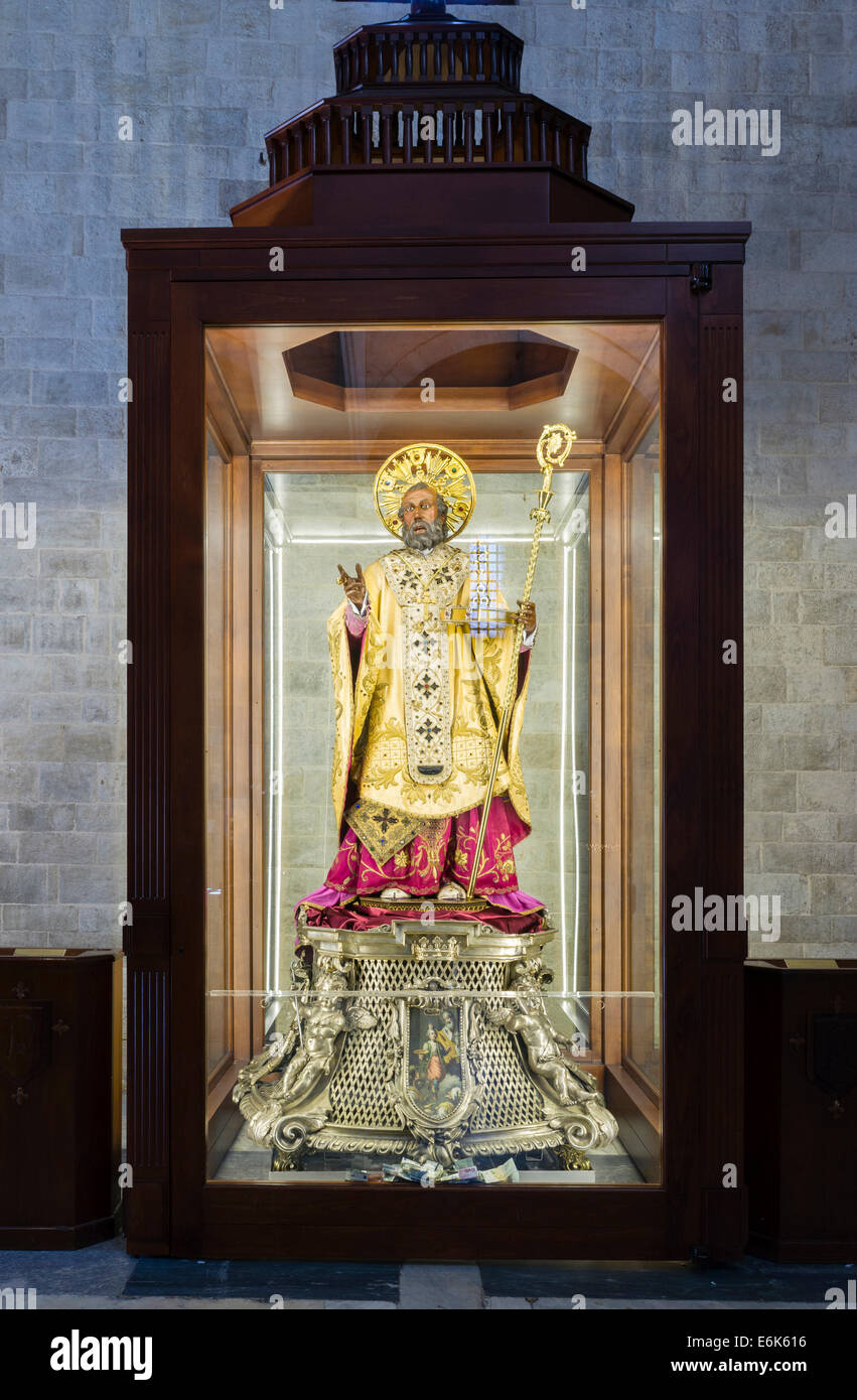 Estatua de San Nicolás, la plata busto de San Nicolás, creada en 1683, Nicolás de Myra, iglesia con los restos mortales de San Foto de stock