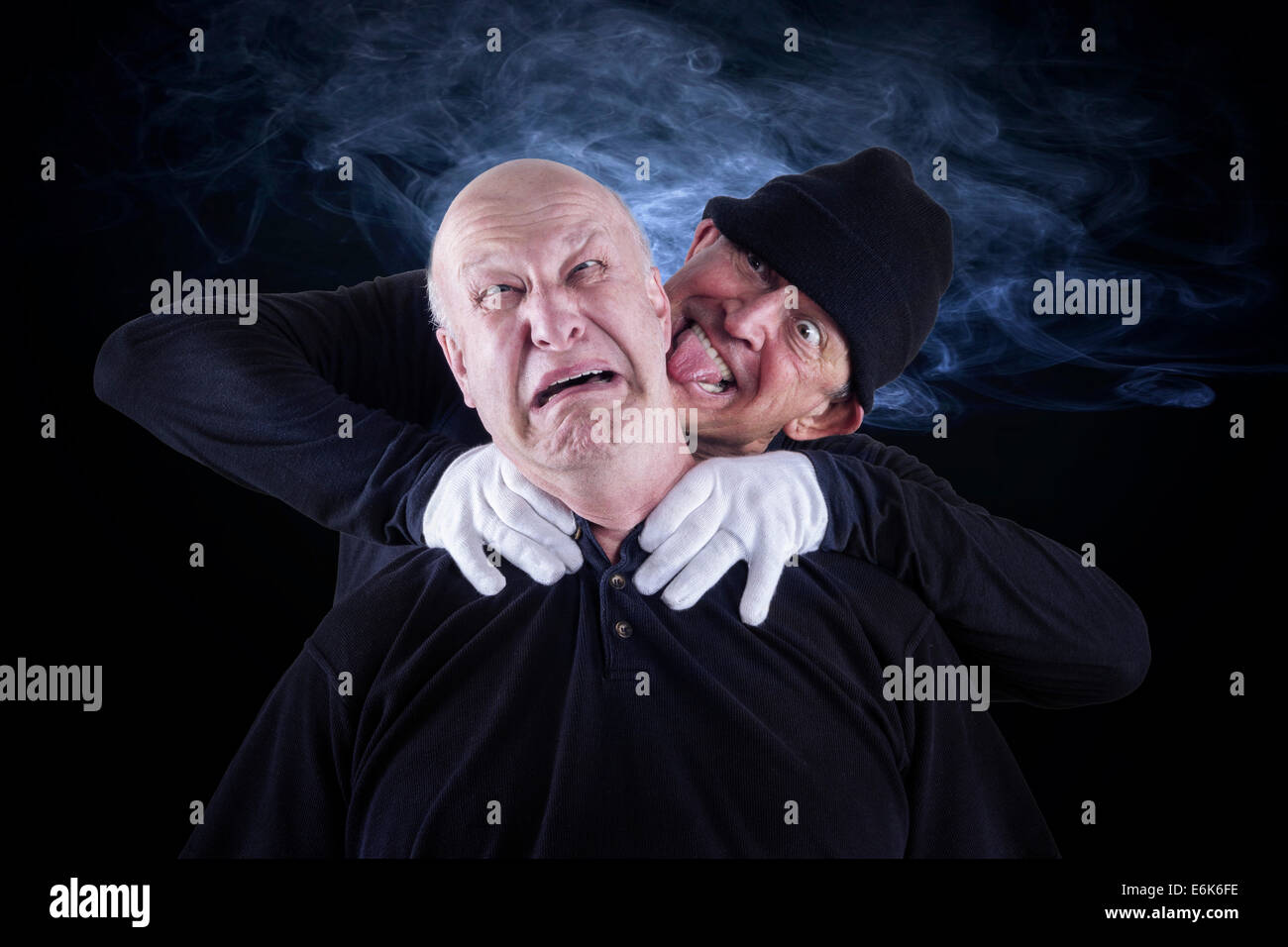 Senior Citizen, 62 años, asfixia a su pareja, de 55 años, tras una disputa Foto de stock
