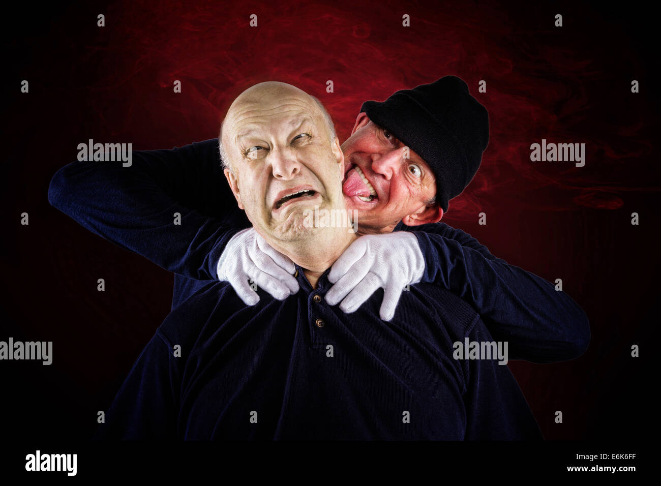 Senior Citizen, 62 años, asfixia a su pareja, de 55 años, tras una disputa Foto de stock