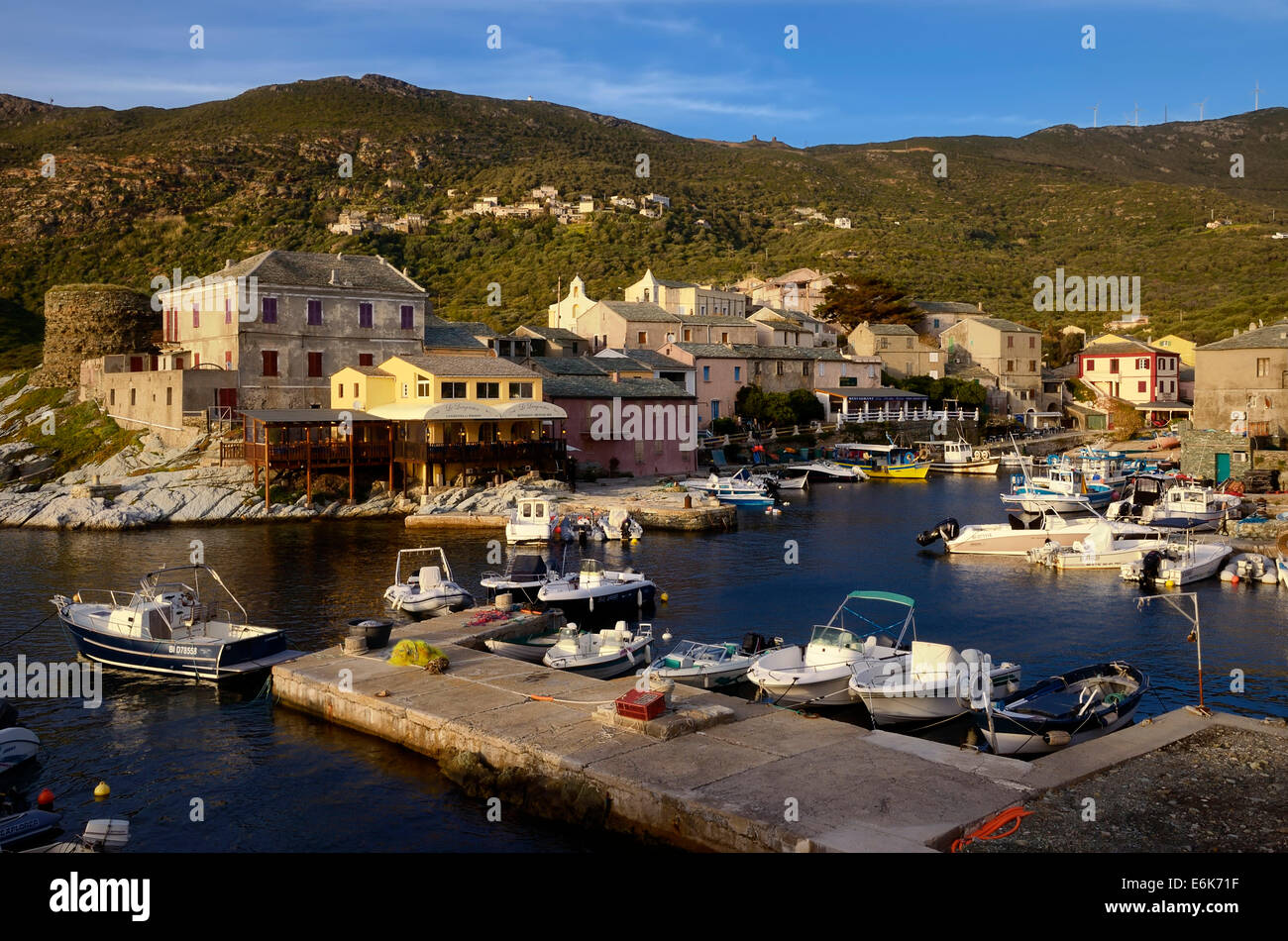 Puerto, pueblo de pescadores, Puerto de Centuri, Cap Corse, Córcega, Francia Foto de stock