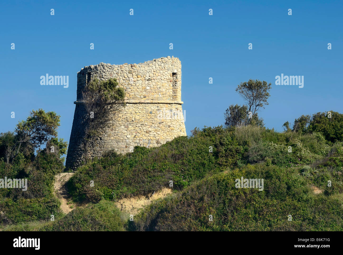 Edad, torre Genoese en ruinas, torre redonda, cerca de Aléria, Córcega, Francia Foto de stock