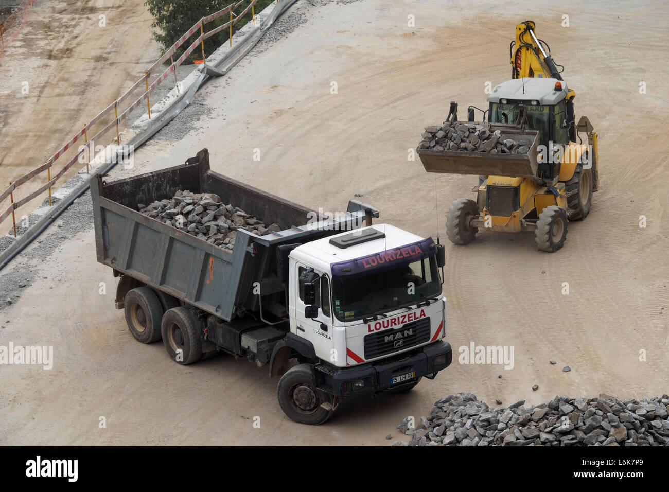 Vista aérea de la excavadora rocas Carga en camión volquete en un sitio de construcción Foto de stock