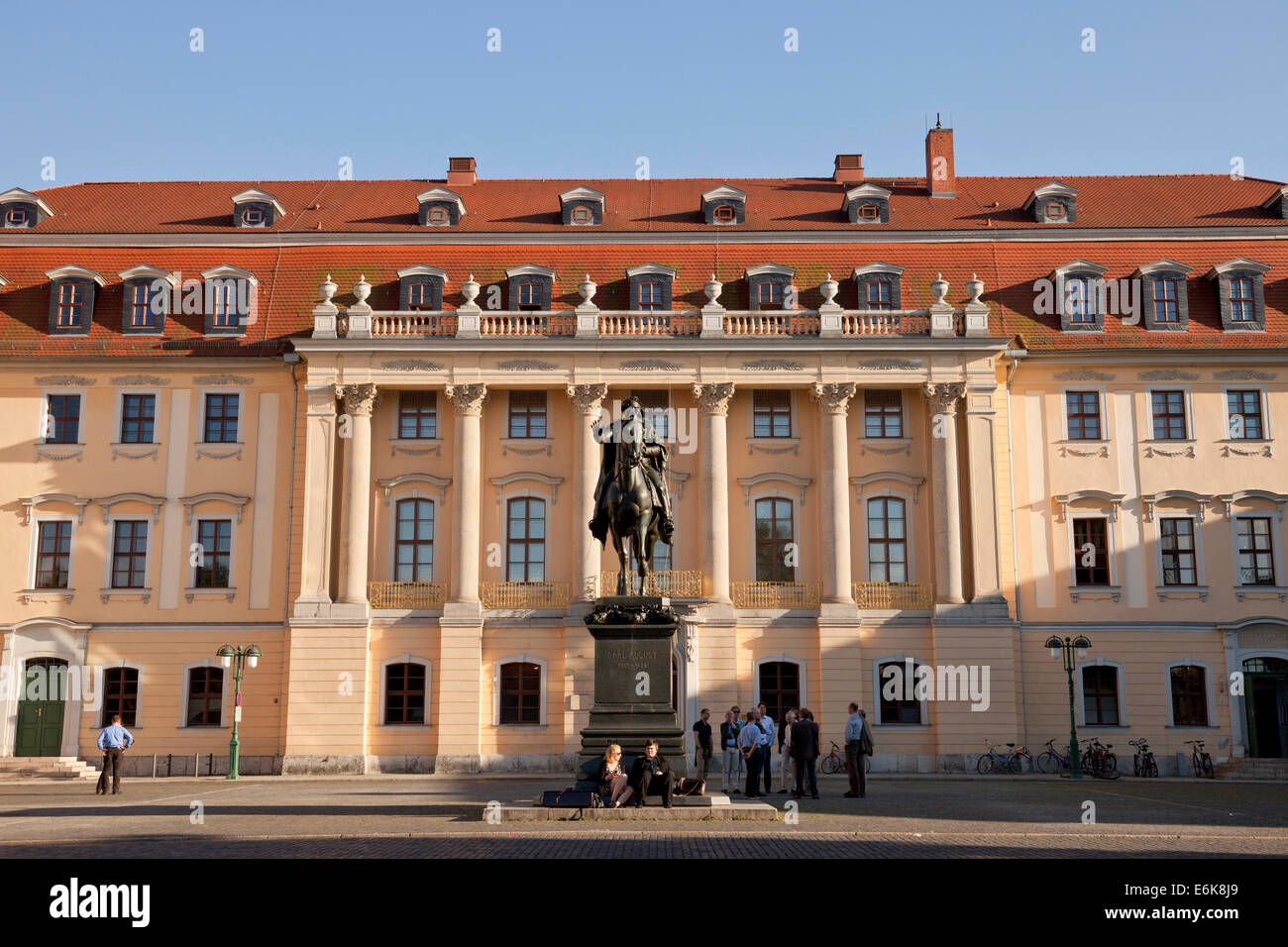 Academia de Música de la Escuela de Música Liszt Weimar, Edificio Principal con la escultura del Gran Duque Carl August de Weimar, Turingia, Ger Foto de stock