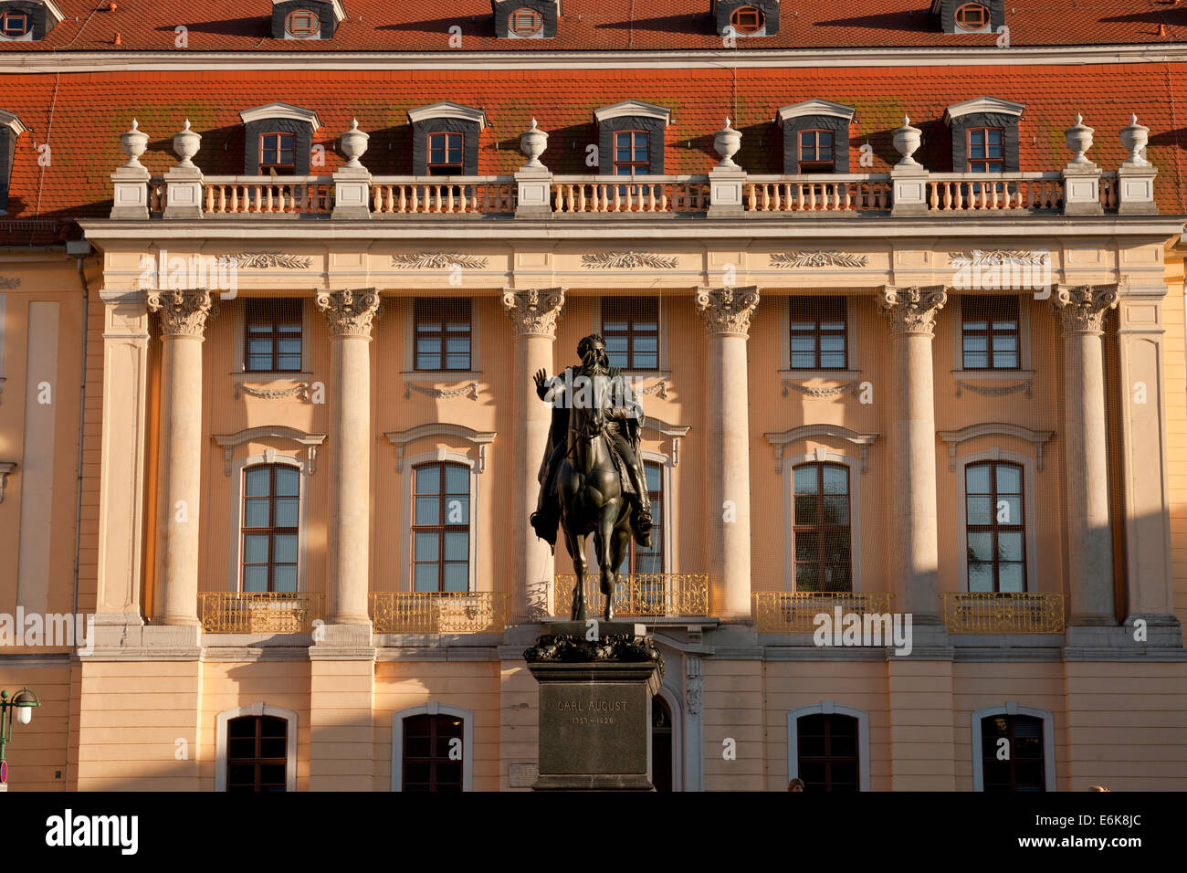 Academia de Música de la Escuela de Música Liszt Weimar, Edificio Principal con la escultura del Gran Duque Carl August de Weimar, Turingia, Ger Foto de stock