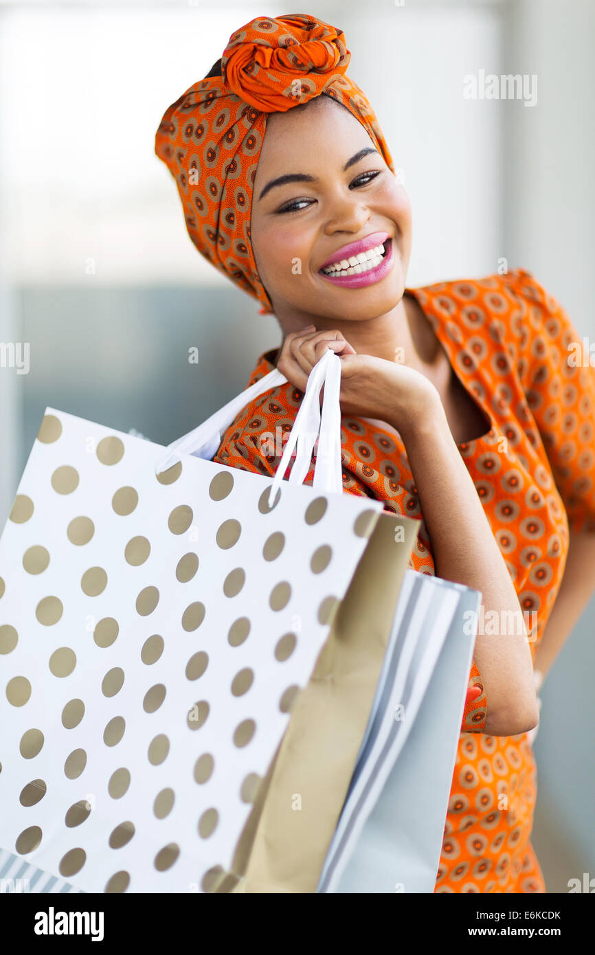 Bella mujer africana compras en mall Foto de stock