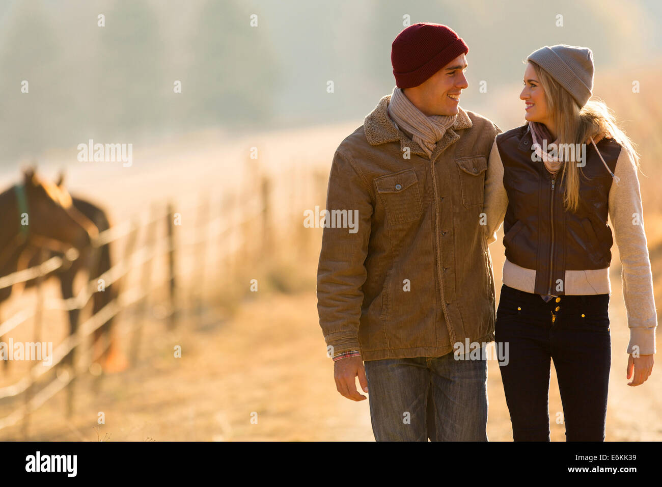 Adorable pareja joven caminando en campo Foto de stock