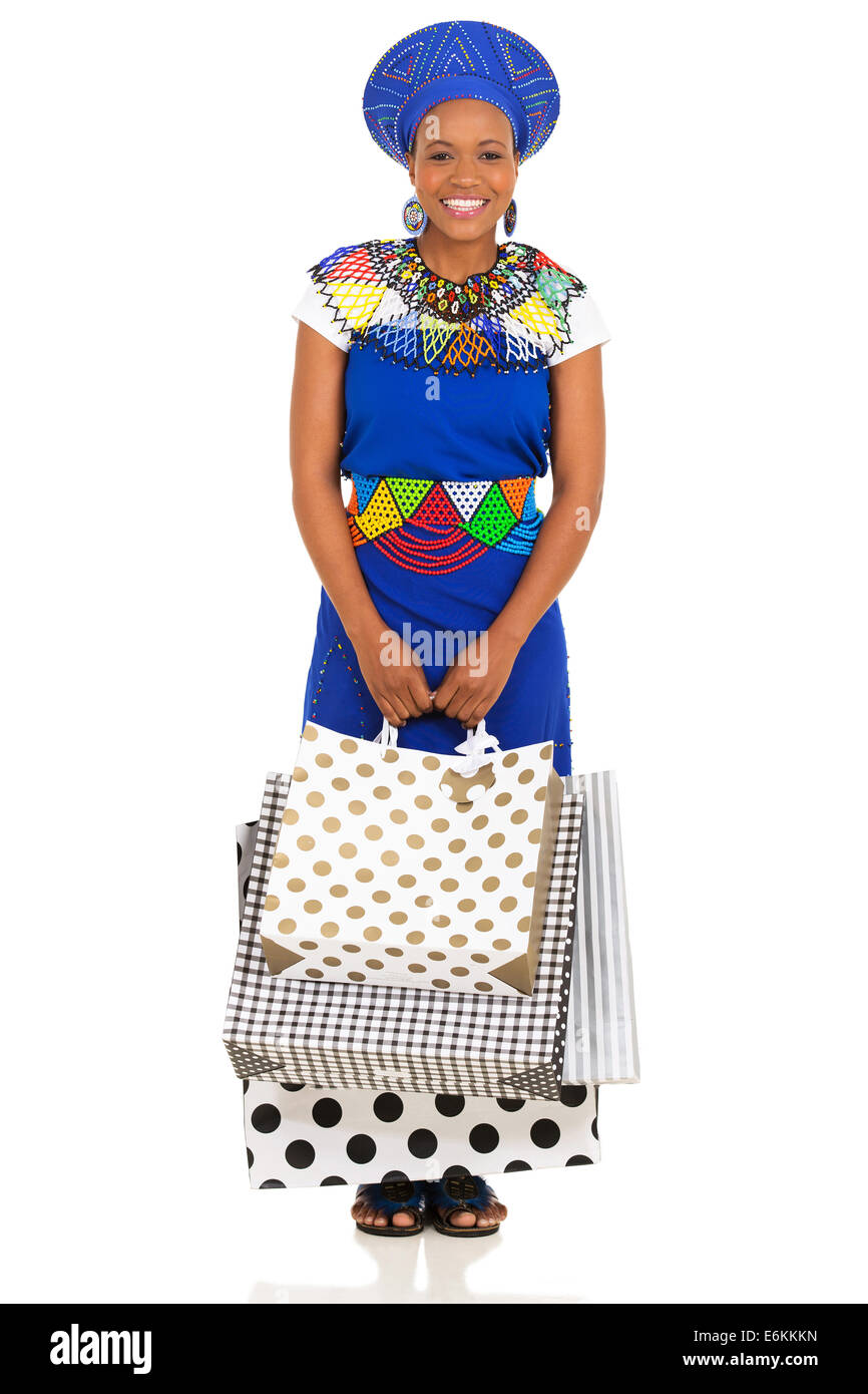 Hermosa joven africana llevando bolsas de compras sobre fondo blanco. Foto de stock