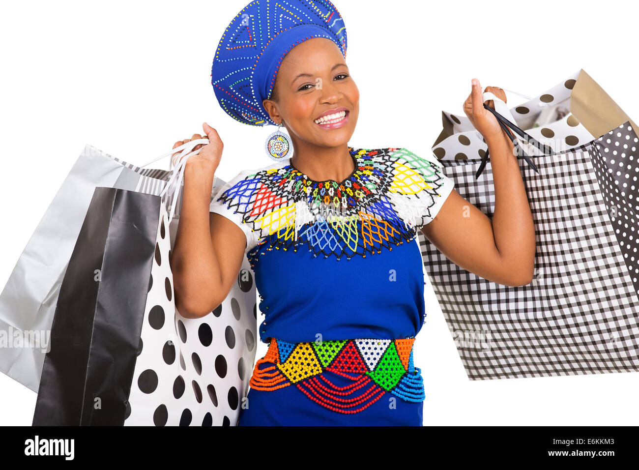 Bonita mujer sudafricana llevando bolsas de compras aislado en blanco Foto de stock