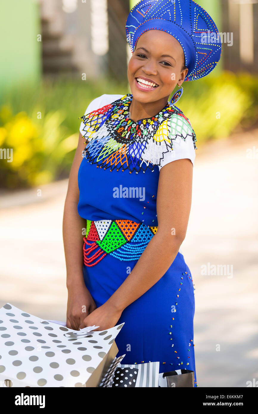 Feliz Zulú africano mujer con bolsas de compras en mall Foto de stock