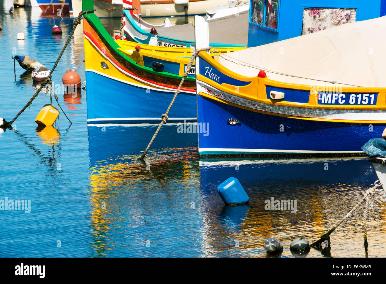Ojo de Osiris Luzzus Malta Msida Creek Valletta botes de pesca Foto de stock