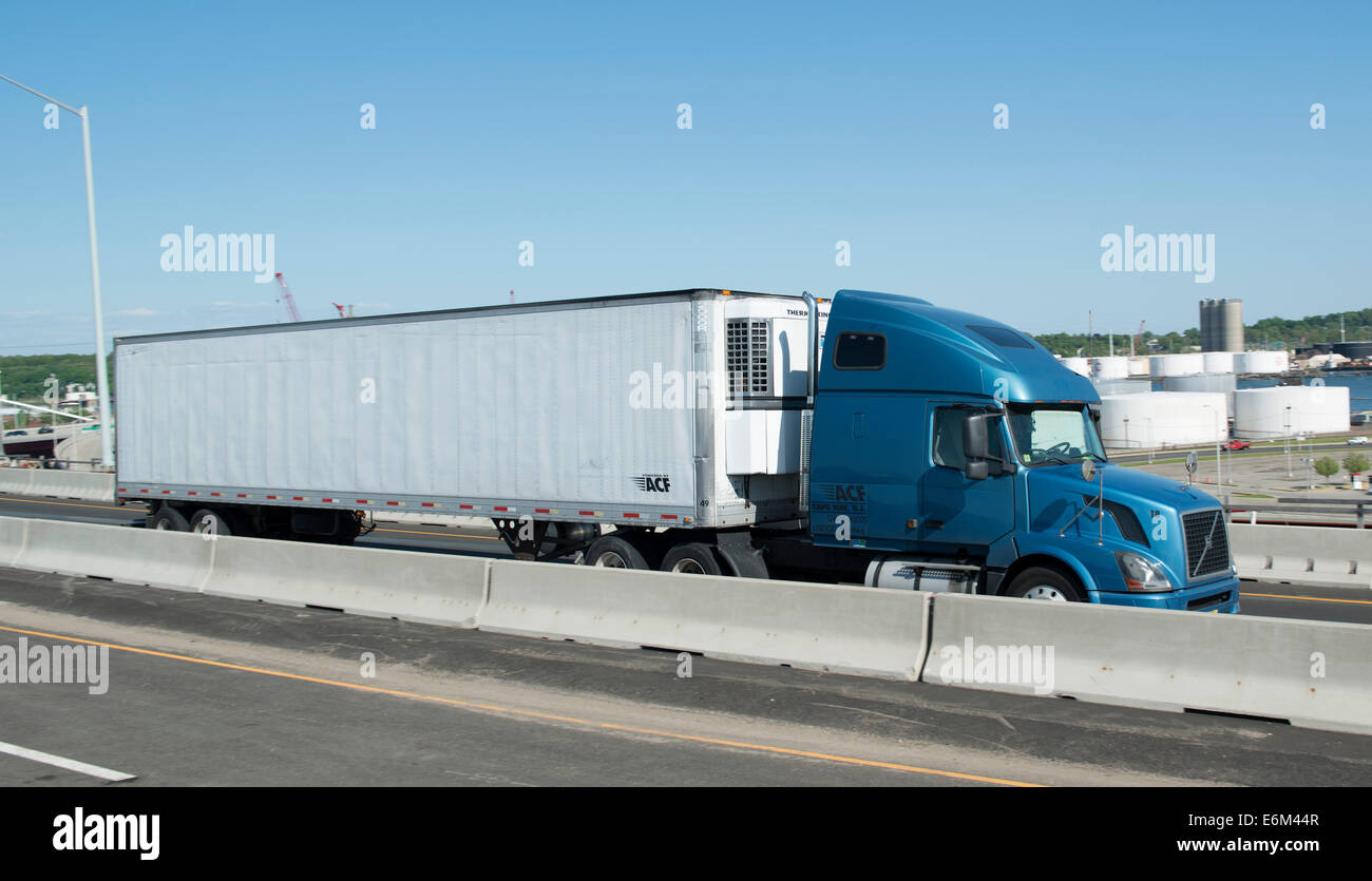 18 wheeler camión trailer en Rt. 95 Sur en New Haven, CT. Foto de stock