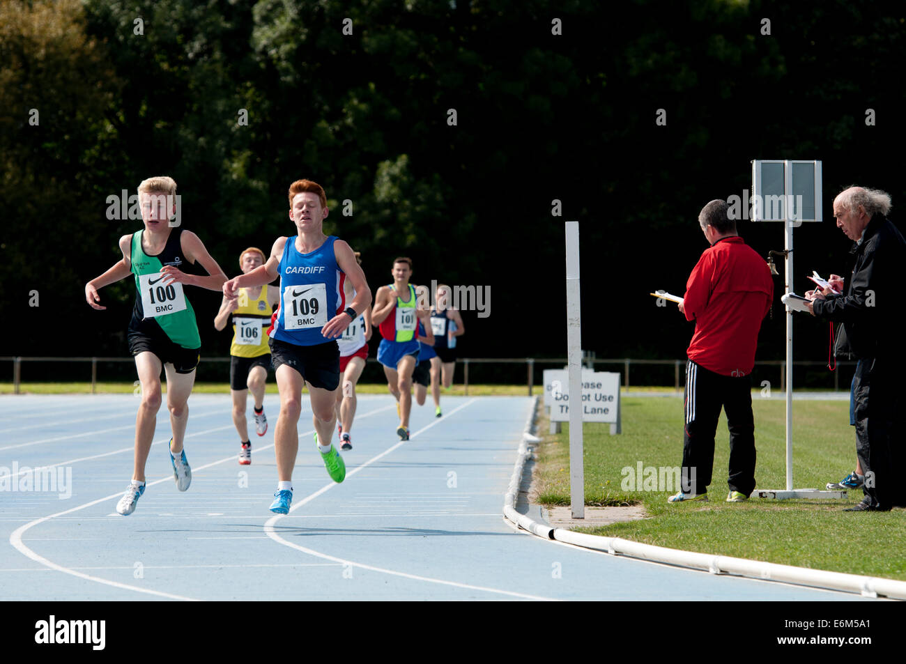 Corredores en terminar una carrera de media distancia, Coventry, Reino  Unido Fotografía de stock - Alamy