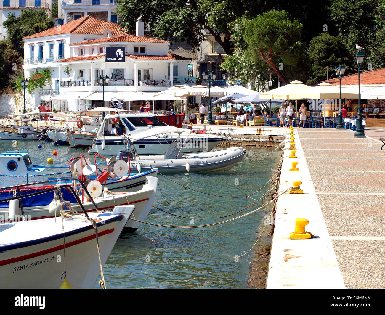 Barcos amarrados en el puerto antiguo de la ciudad de Skiathos, en la isla de Skiathos, en las islas griegas, Grecia. Foto de stock