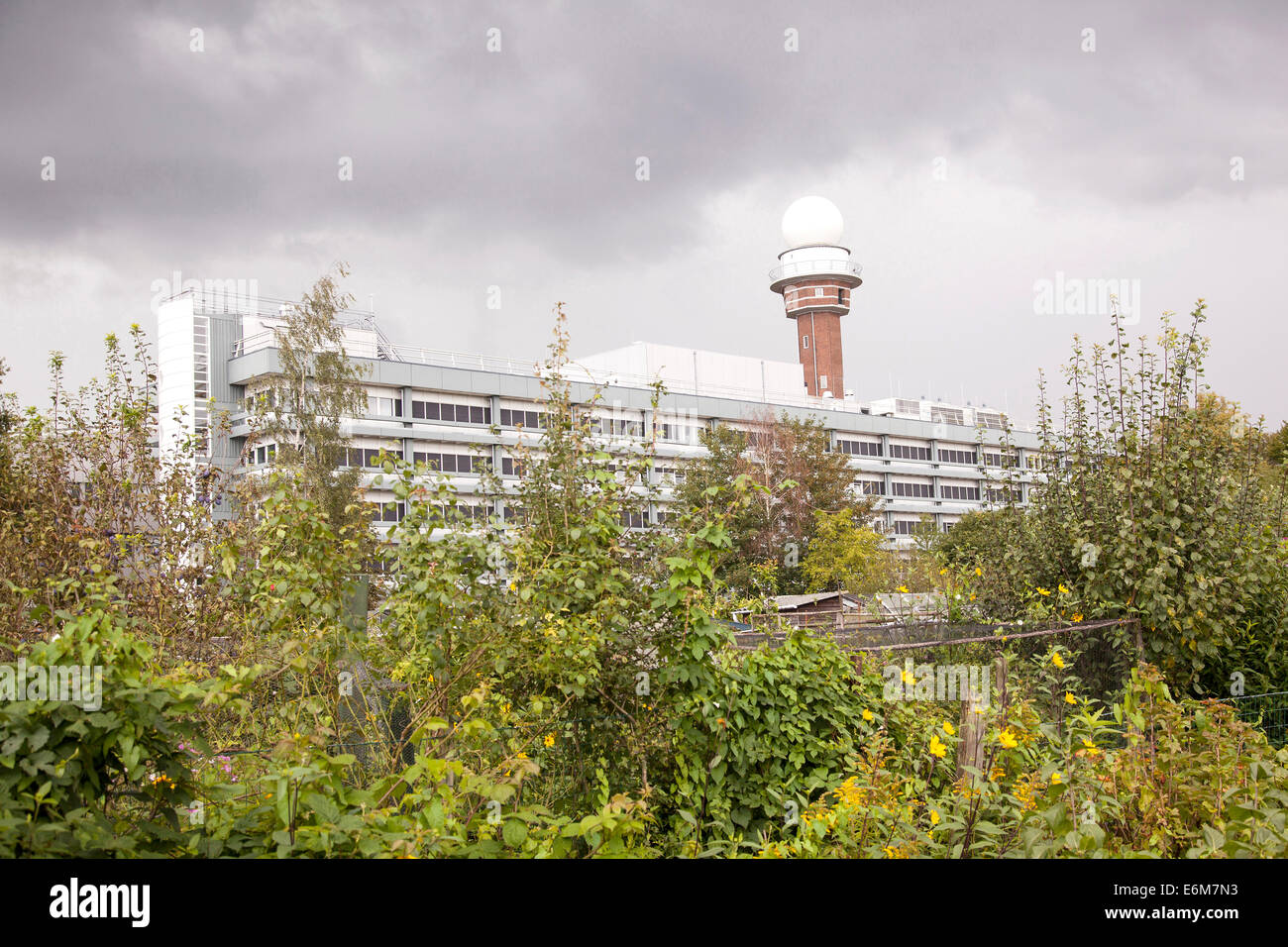 Instituto meteorológico holandés en De Bilt visto desde los jardines Foto de stock
