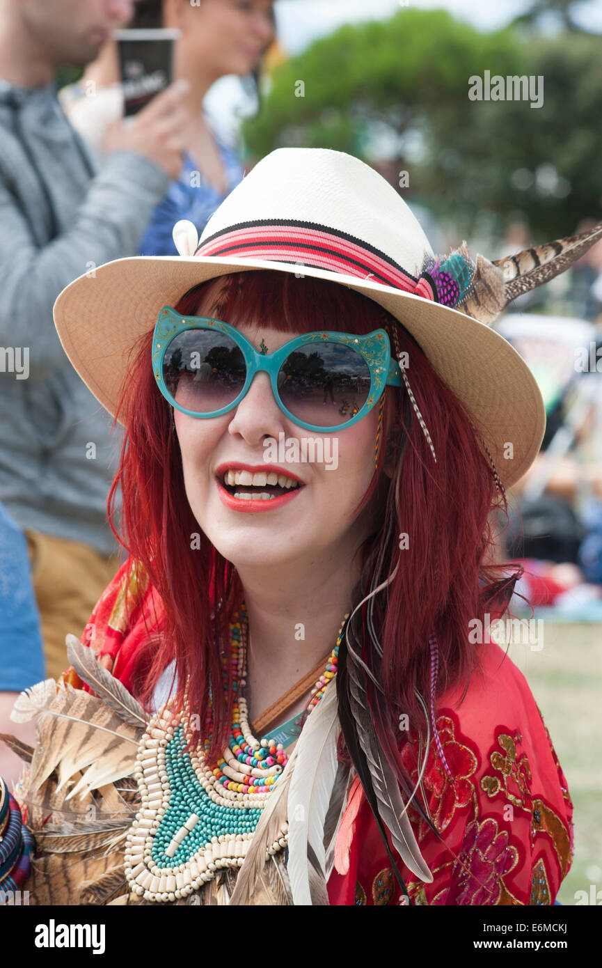 Mujer joven en el llamativo vestido al festival victorioso 2014 southsea Inglaterra Foto de stock