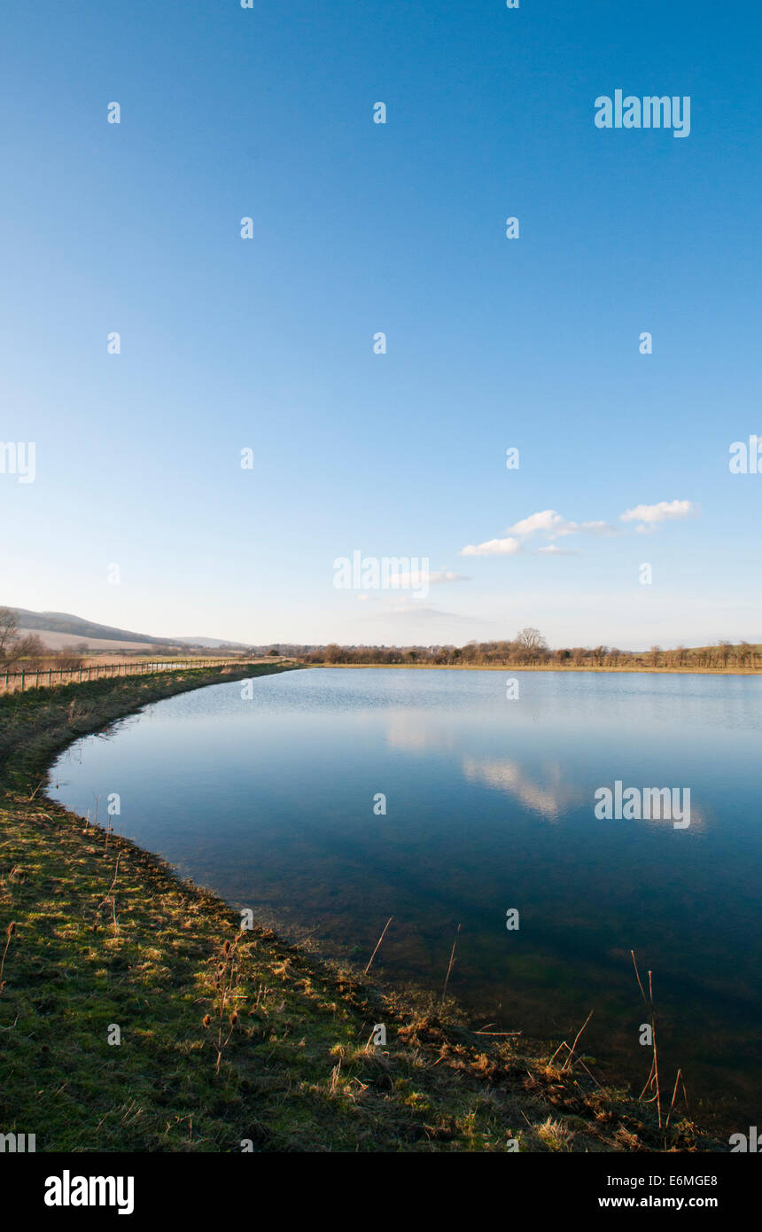 Campo inundado con sky reflexión tomada en Amberley, West Sussex Foto de stock
