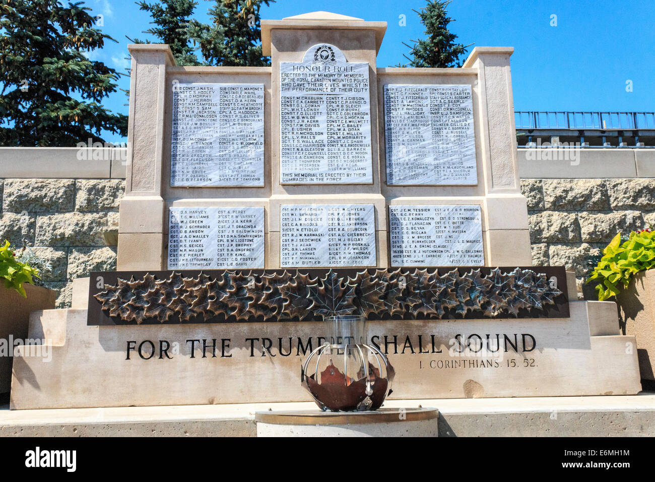 Monumento a los caídos en la lista de oficiales de la Real Policía Montada del Canadá que han fallecido en el cumplimiento del deber. RCMP Depot cadete de la academia de entrenamiento en Regina, Saskatchewan Foto de stock