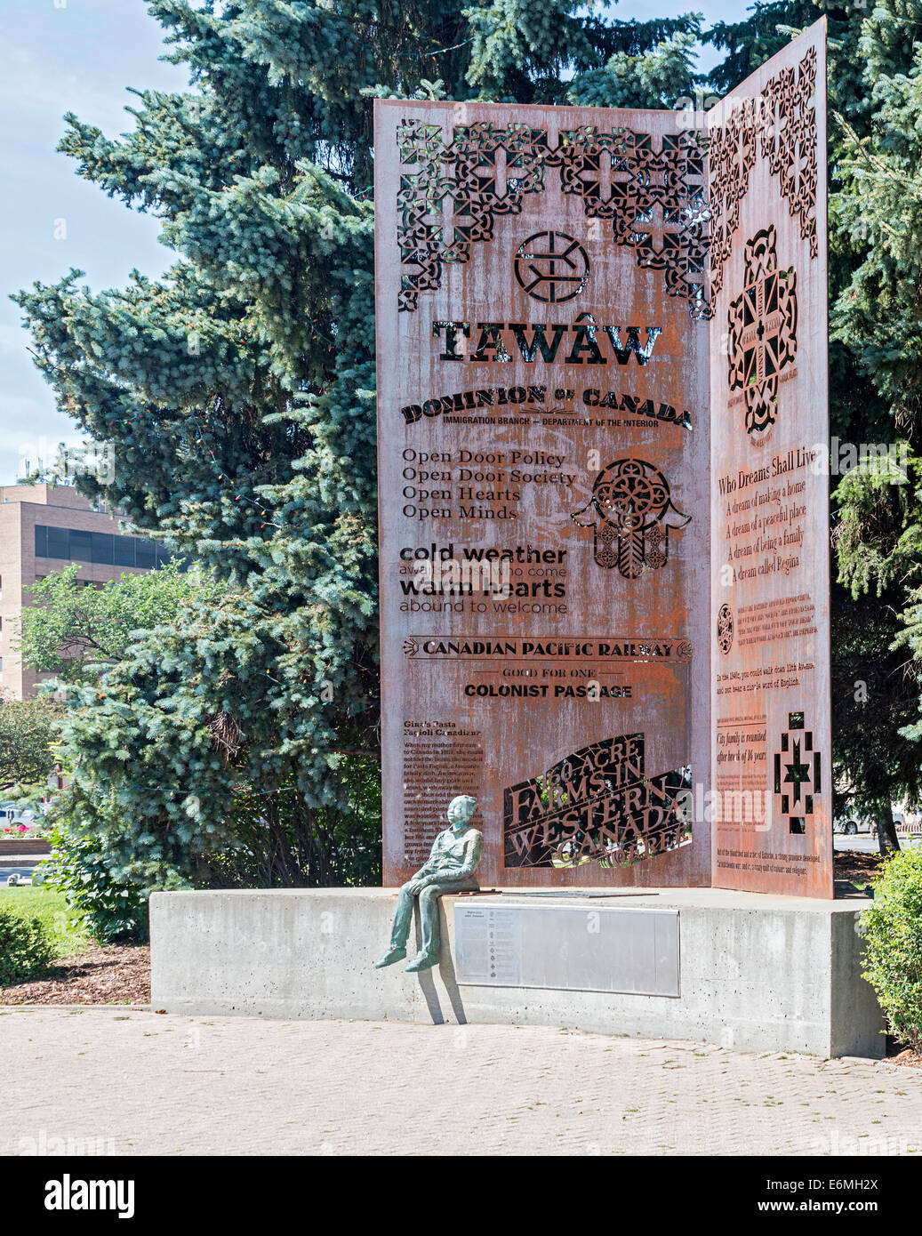 Una de las dos obras de escultura reconociendo a los inmigrantes que han venido a Canadá, en frente de la ciudad de Regina Halll, Regina, Canadá Foto de stock