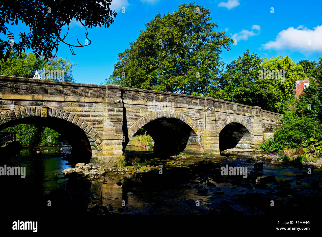 Puente sobre el río Skell, Ripon, North Yorkshire, Inglaterra Foto de stock