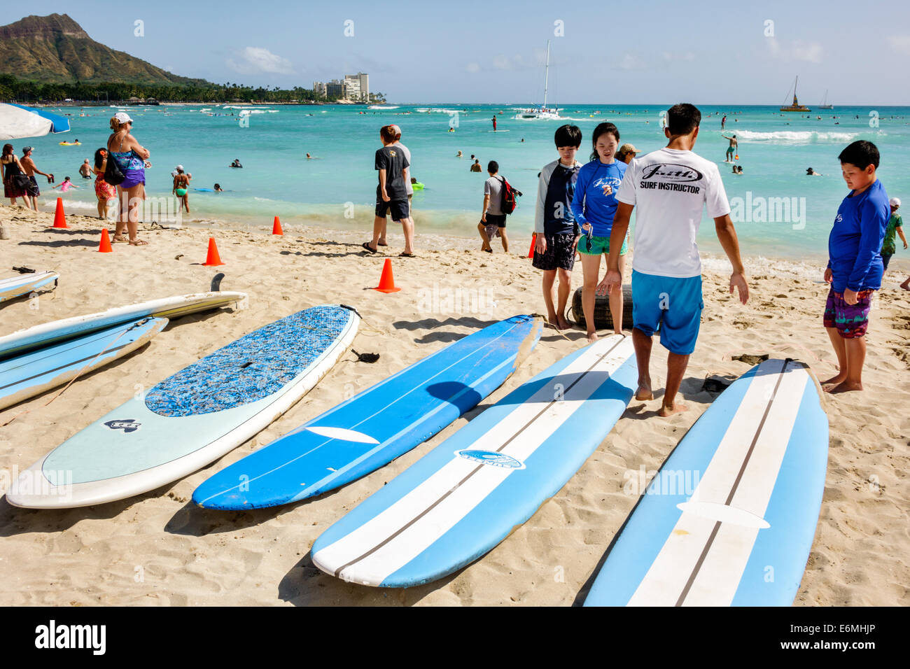 Honolulu Waikiki Beach Hawaii,Hawaiian,Oahu,Océano Pacífico,frente al mar,bañistas,tabla de surf,surfista,tabla de surf,surf,clase,minorías asiáticas,chicos,ma Foto de stock