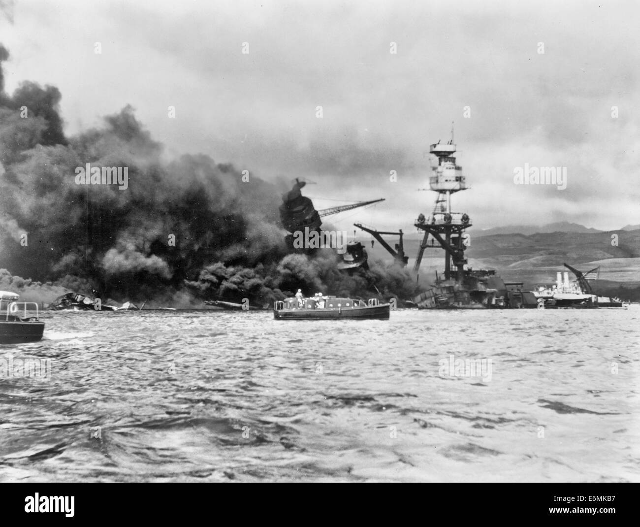 El USS Arizona, a la altura del fuego, tras ataque aéreo japonés en Pearl Harbor, Hawai el 7 de diciembre de 1941 Foto de stock