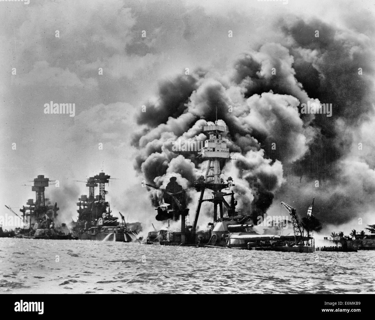 Asolado desde el aire. USA tres acorazados en llamas durante el ataque a Pearl Harbor Foto de stock
