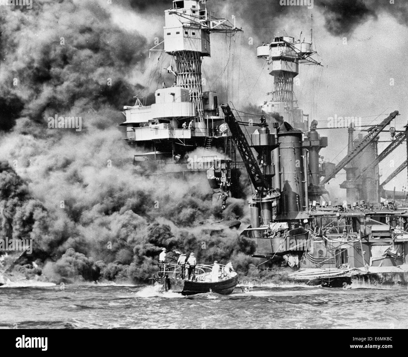 Humo provenientes de buques averiados en Pearl Harbor, Hawai el 7 de diciembre de 1941 Foto de stock