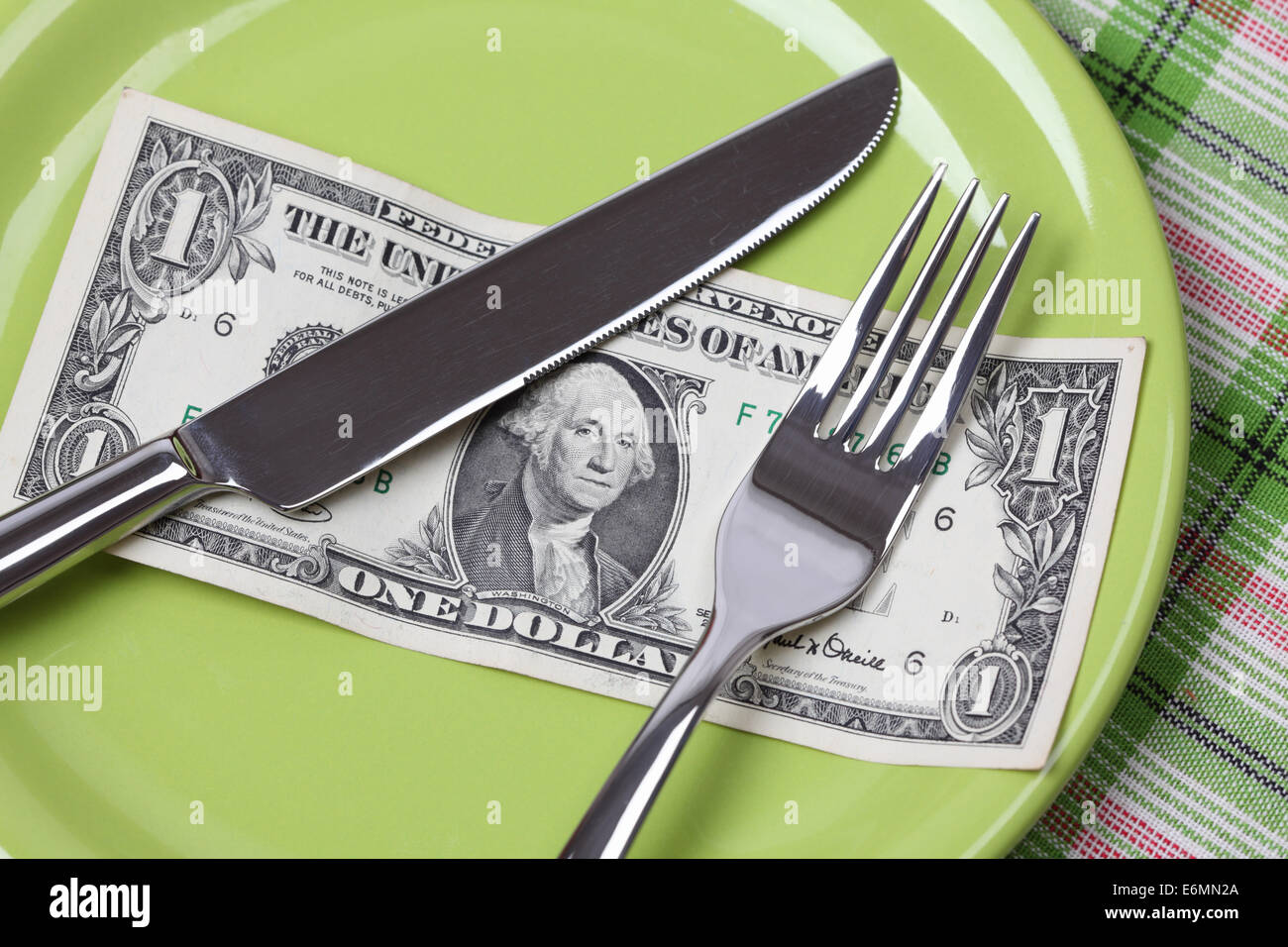Un dólar de la dieta. Un dólar en un plato con un tenedor y un cuchillo. Foto de stock