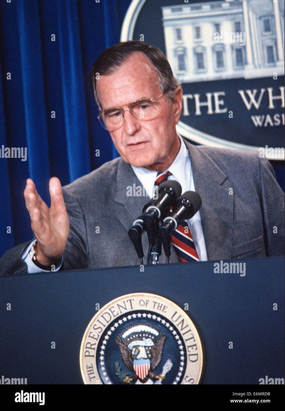 El Presidente de Estados Unidos, George H.W. Bush celebra una conferencia de prensa en la Brady Sala de Prensa de la Casa Blanca en Washington, DC para esbozar sus nuevas propuestas de presupuesto el 14 de agosto de 1990. Crédito: Howard L. Sachs/CNP -no hay servicio de cable- Foto de stock