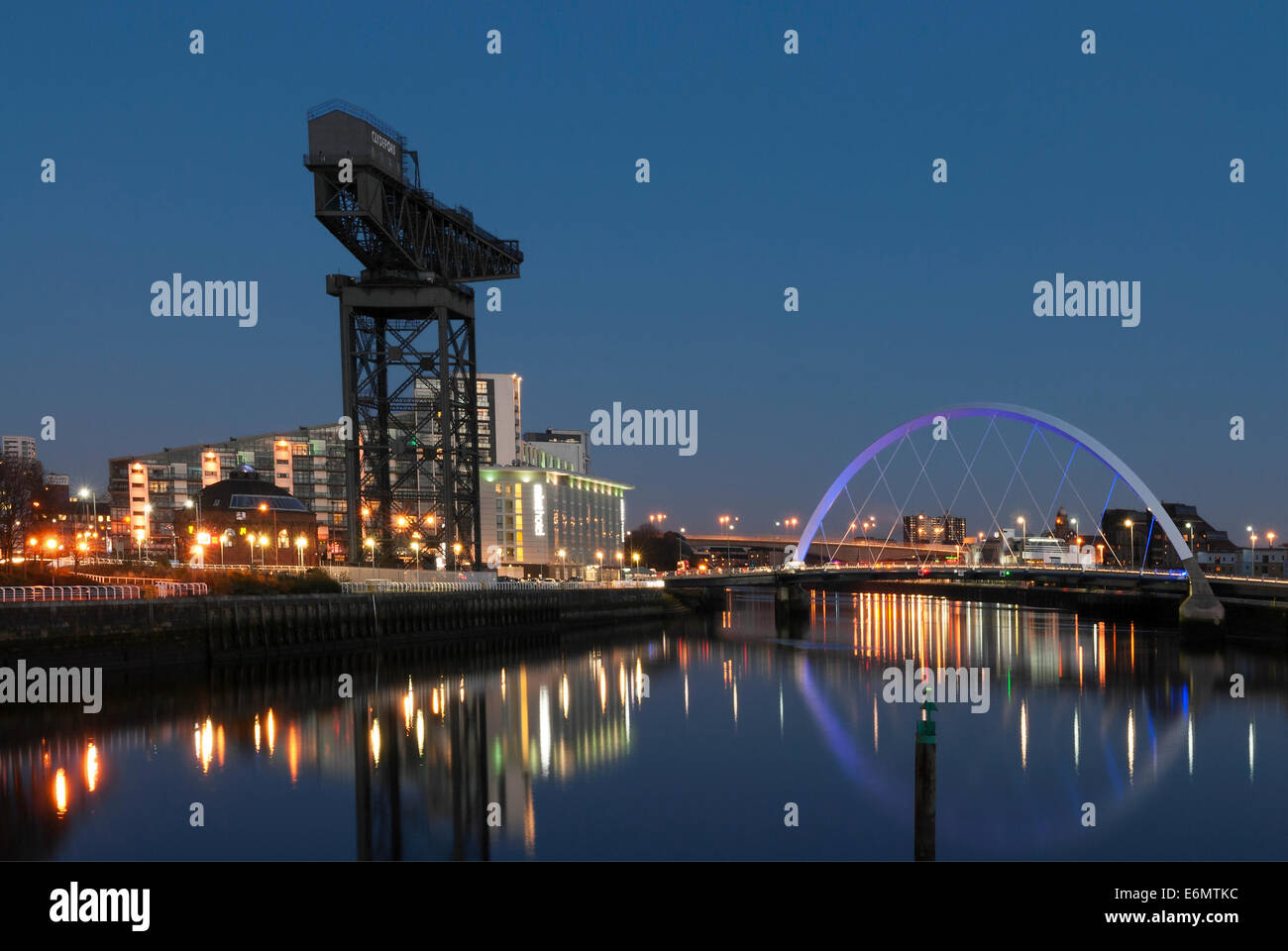 Fotografía nocturna del río Clyde con la Finnieston Crane y Clyde Arc Squinty Bridge (Puente) de Glasgow. Foto de stock