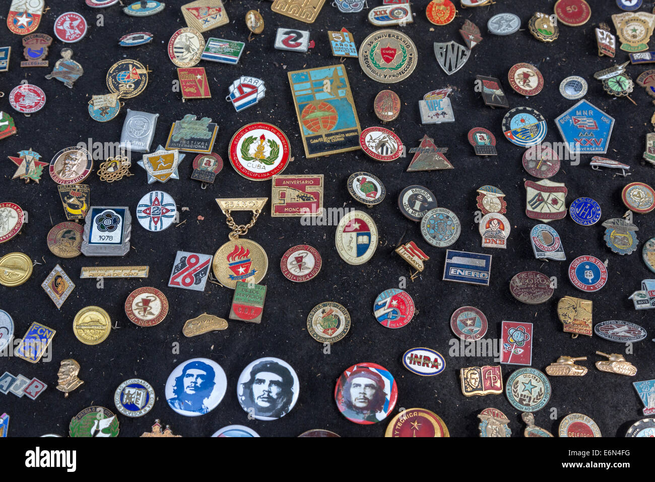 Medallas antiguas para la venta, en la Plaza de Armas, La Habana Vieja, Cuba Foto de stock