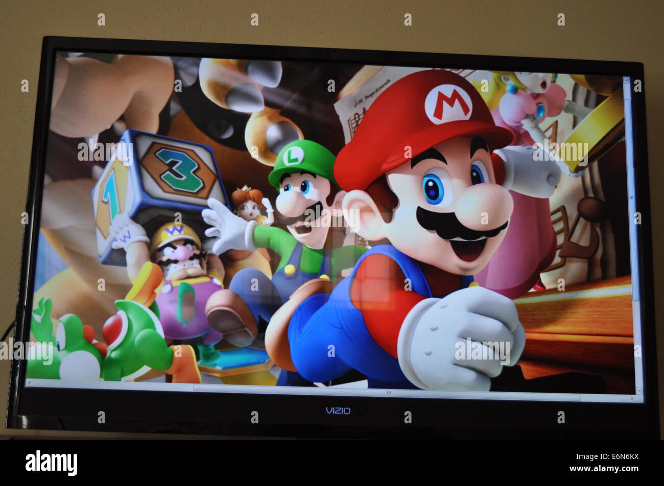 Fotografía de un gran televisor LED de alta definición, que muestra una  imagen de una serie de juegos de vídeo Fotografía de stock - Alamy
