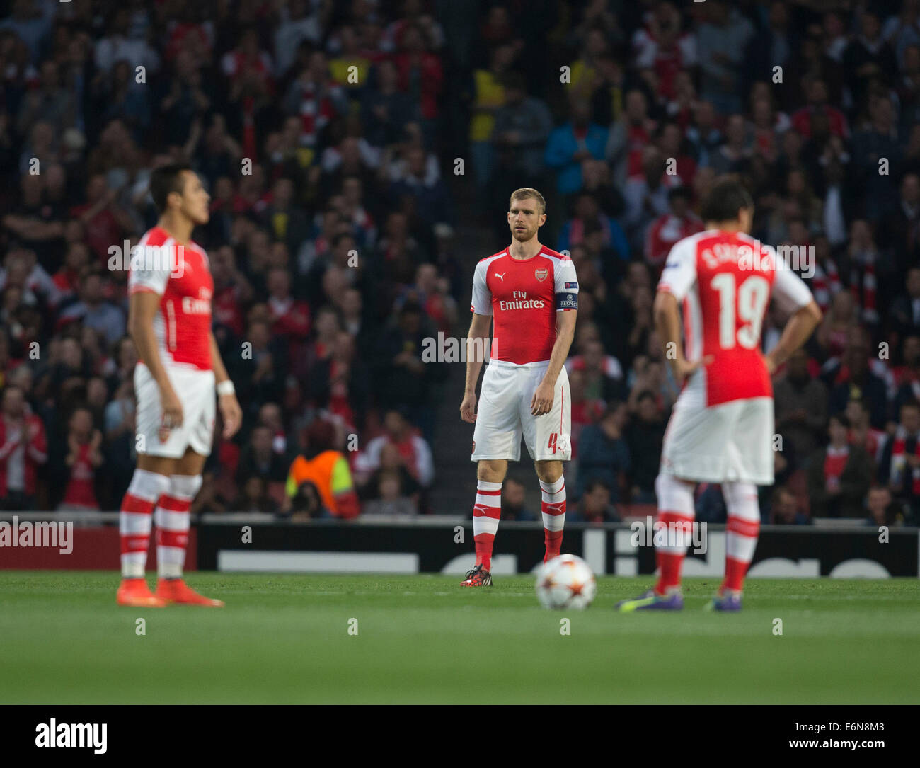 Londres, Reino Unido. 27 Aug, 2014. Clasificación de la Liga de Campeones de la segunda manga. Arsenal vs. Besiktas. Per Mertesacker del Arsenal se prepara para el lanzamiento. Crédito: Además de los deportes de acción/Alamy Live News Foto de stock