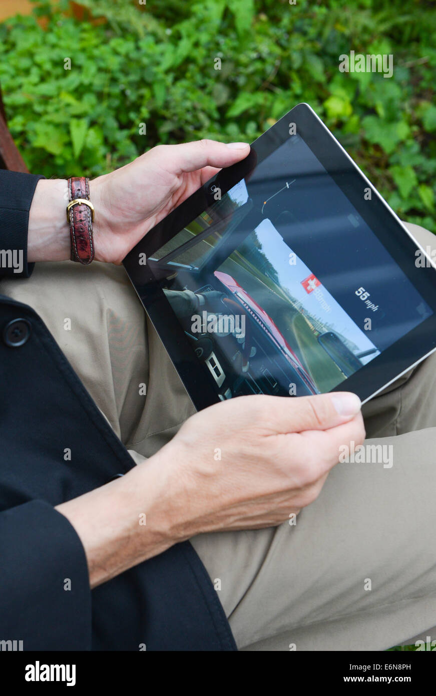 Manos del hombre mediante Apple iPad tablet pc fuera Foto de stock