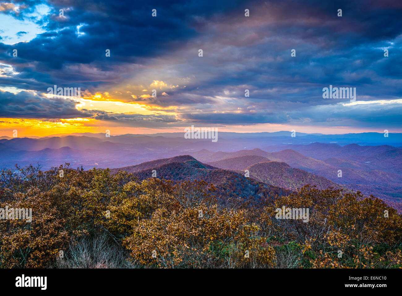 Blue Ridge Mountains, en el norte de Georgia, EE.UU. en la temporada de otoño al atardecer. Foto de stock