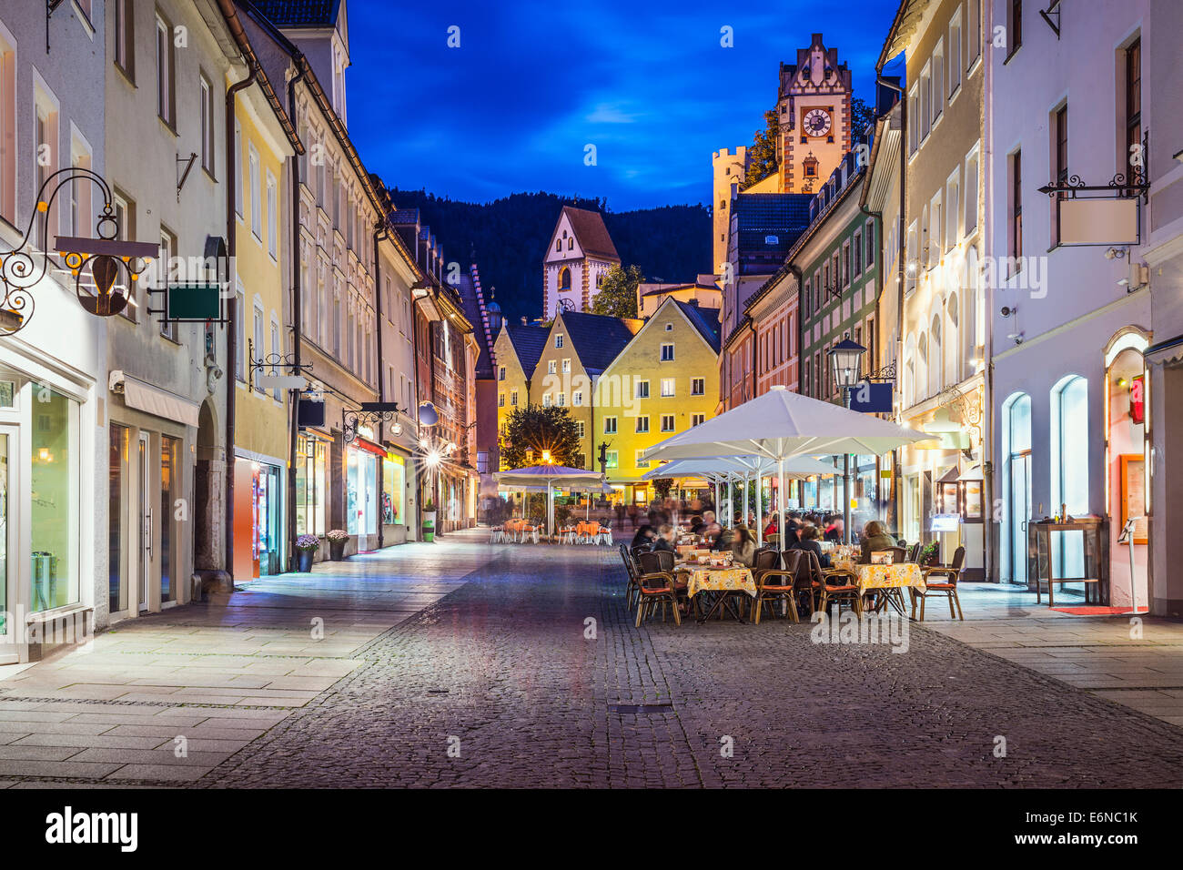 Fussen, Alemania antiguo paisaje urbano en la noche. Foto de stock