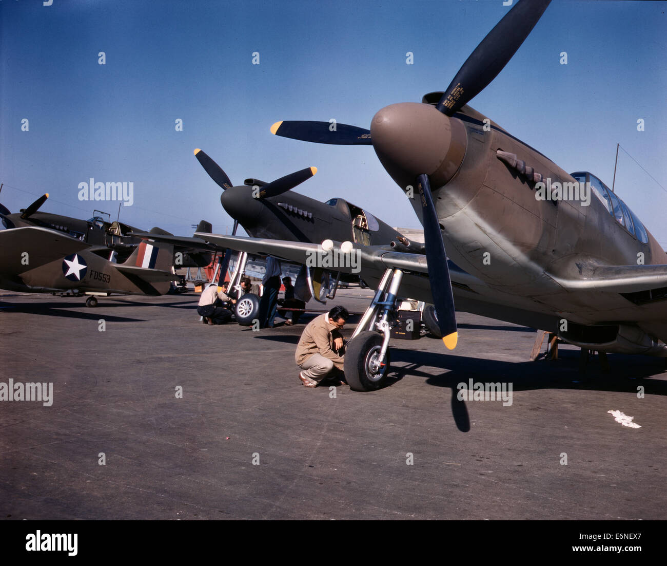 P-51 ('Mustang') aviones de combate está preparado para el vuelo de prueba en el campo de la North American Aviation, Inc., planta en Inglewood, California, 1942 Foto de stock