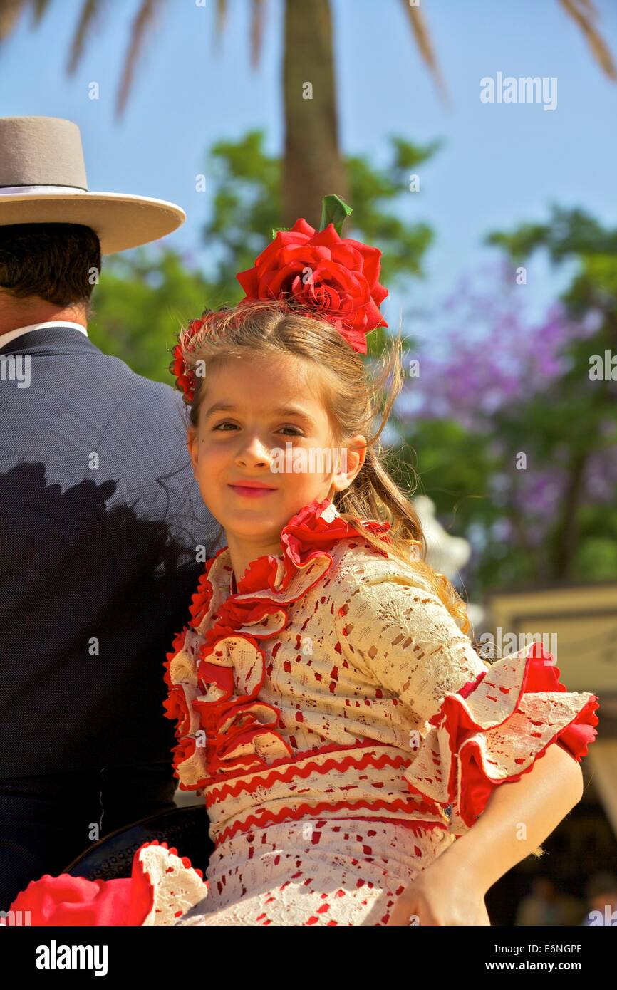 chica-en-traje-tradicional-espanola-anual-feria-del-caballo-jerez-de-la-frontera-provincia-de-cadiz-andalucia-espana-e6ngpf.jpg