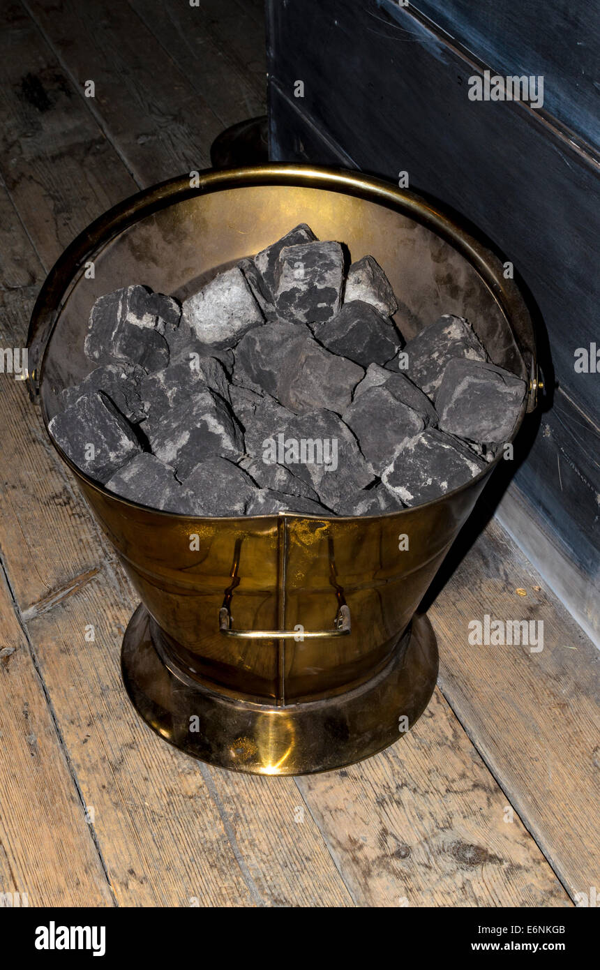 Cubo de carbón de Metal para cenizas, estufa inoxidable, lata de  almacenamiento de madera, quemagrasas, estufas de acero Charcoallid, Cubo  de fuego, chimenea interior, cubo de hielo - AliExpress