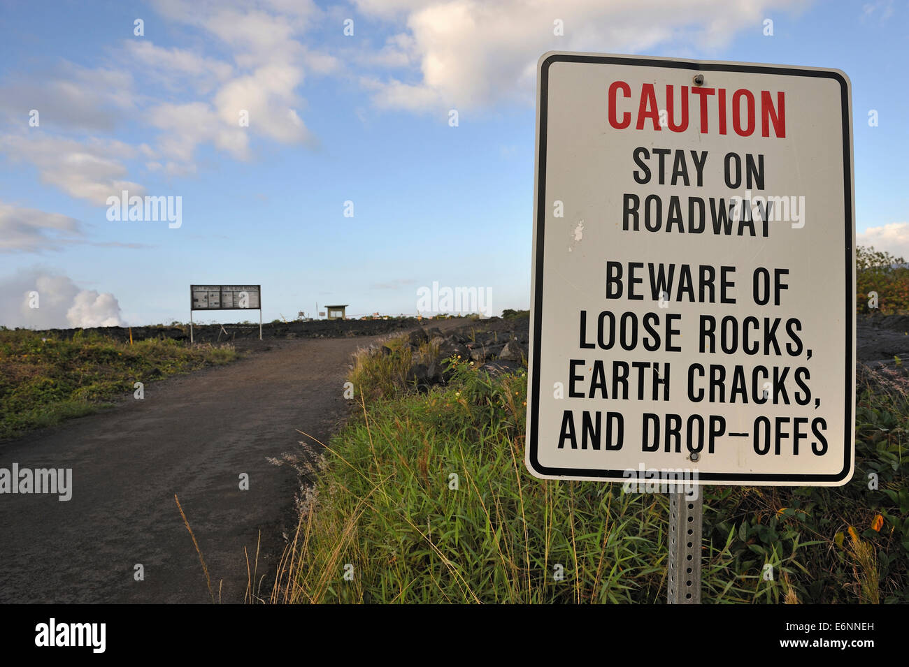 Señal de advertencia en la carretera que va al área de visualización, de lava del volcán Kilauea, Big Island, parque nacional de los volcanes de Hawaii. Foto de stock