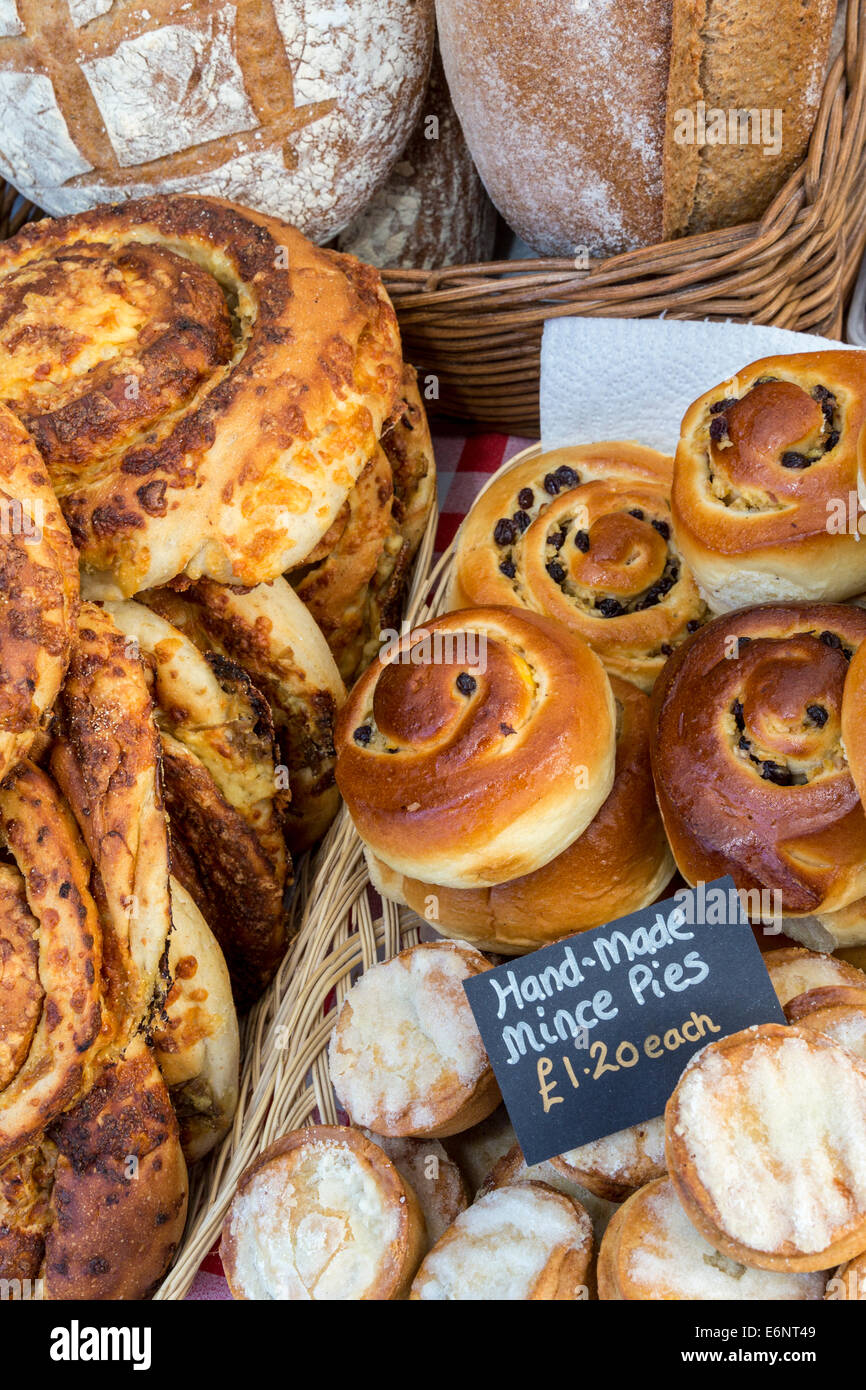 Panes y pasteles a la venta en un mercado de granjeros, Norfolk, Reino Unido. Foto de stock
