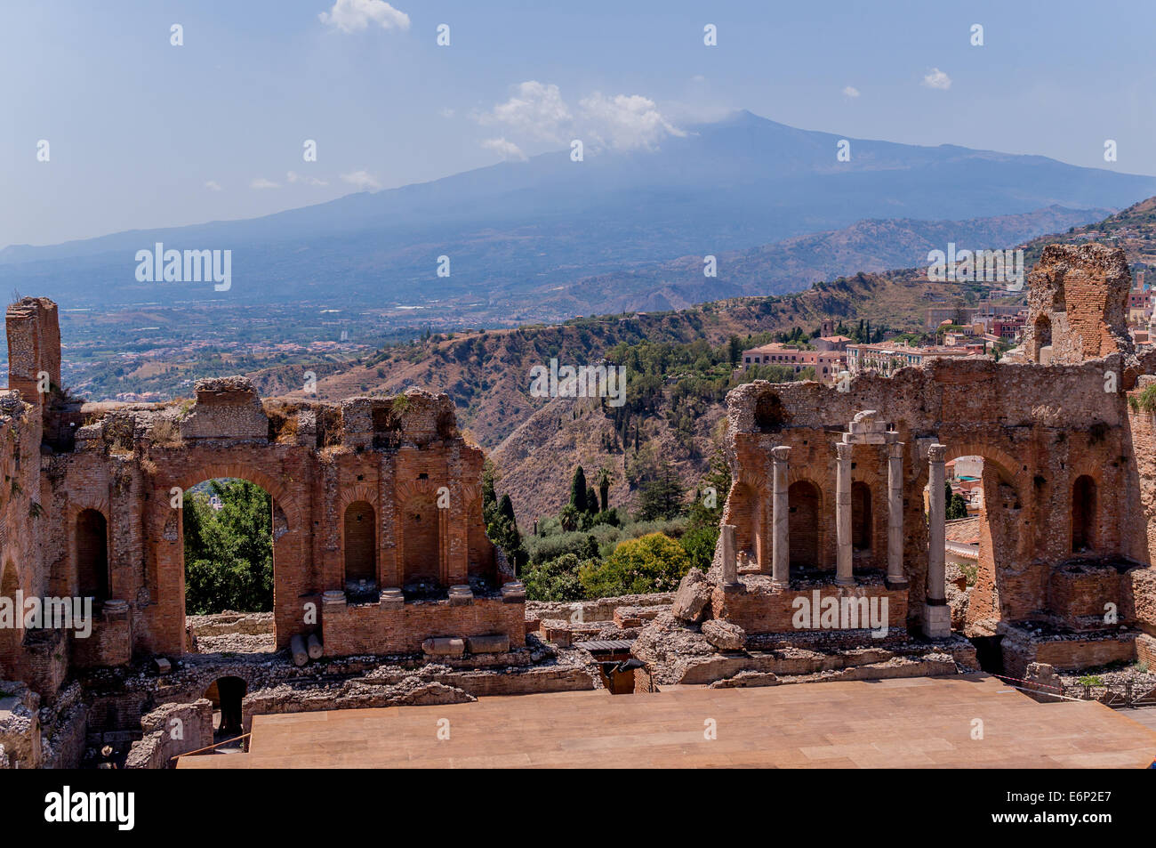 Las ruinas del anfiteatro griego en Taormina, Sicilia, con miras hacia el Monte Etna Foto de stock