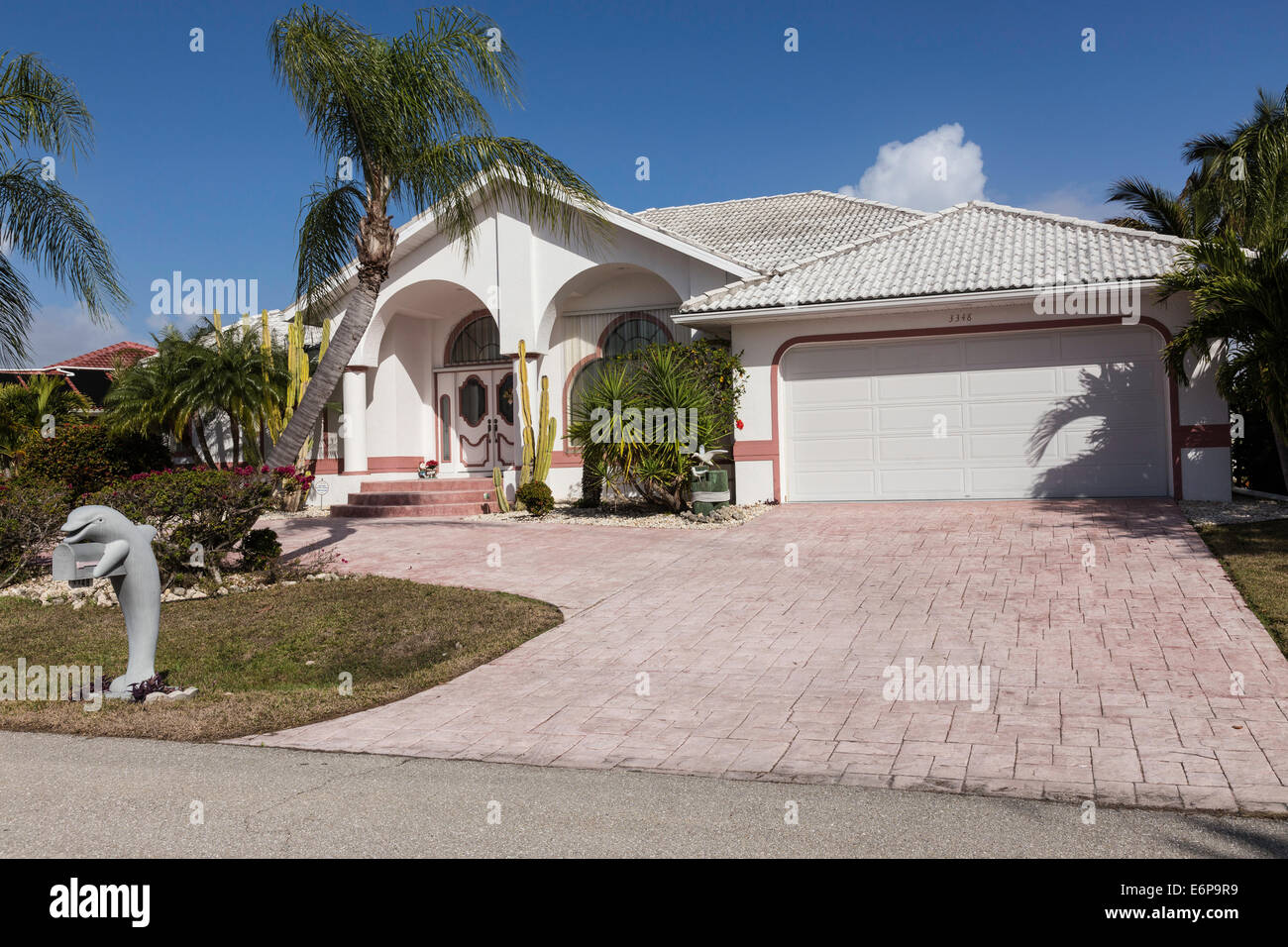 Delante del upscale Florida casa suburbana con cochera y garaje para dos coches, FL, EE.UU. Foto de stock