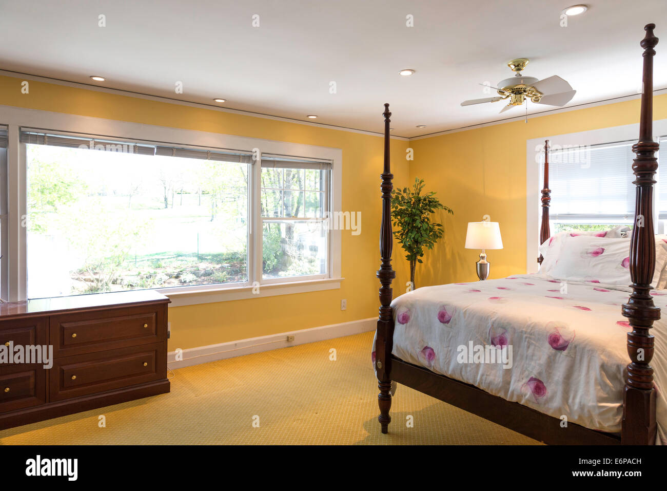 Acogedor dormitorio amarillo, EE.UU. Foto de stock